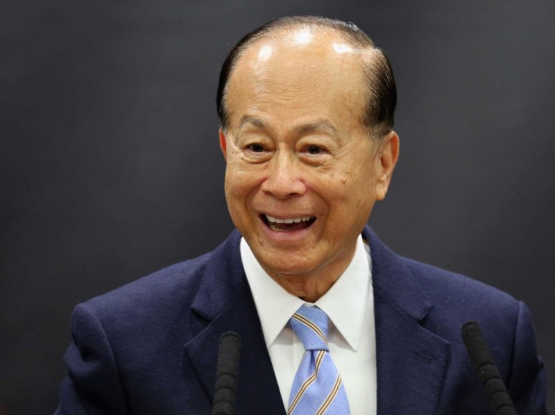 after-his-father-died-business-magnate-li-ka-shing-had-to-quit-school-to-help-support-his-family
